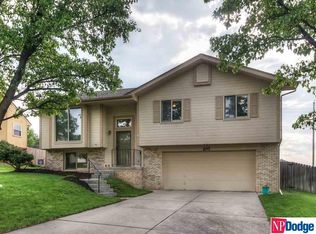 207 Summerset Dr, Papillion, NE 68133