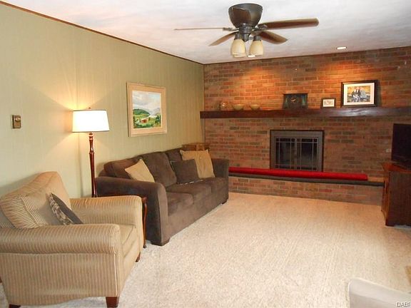 5th image of 150 Royal Oak Dr