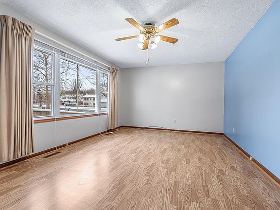 3rd image of 9615 Larivee Ave