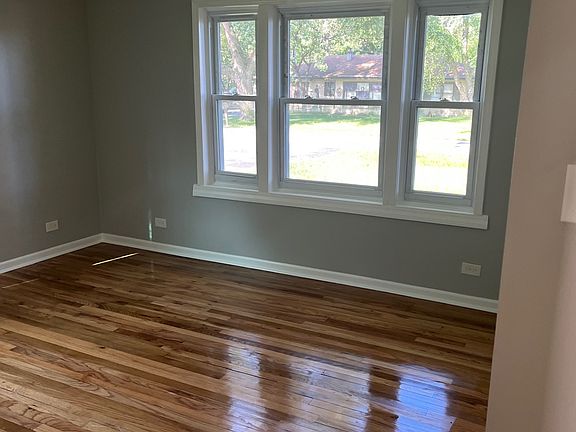5th image of 15711 Whipple Ave