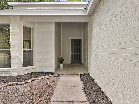 3rd image of 902 Essex Dr