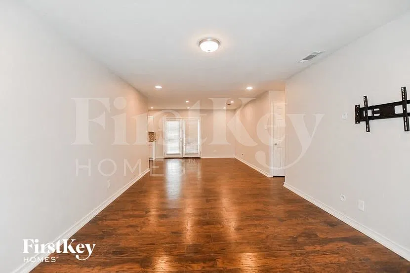 3 bed, 2.0 bath, 1285 sqft, $2,095 — Photo 3