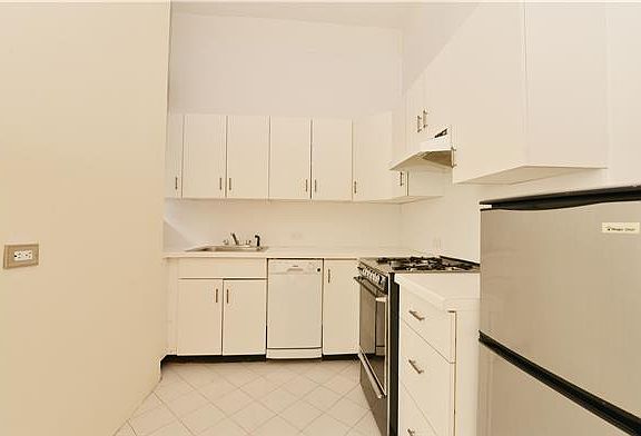 4th image of 26 E 63rd St APT 12E