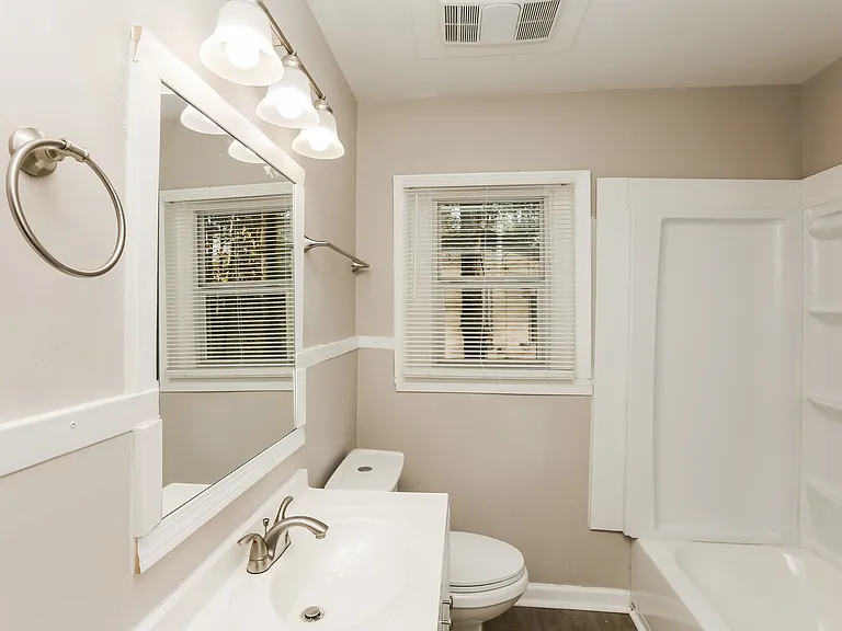 1557337_027_main_bathroom_13460745.jpg