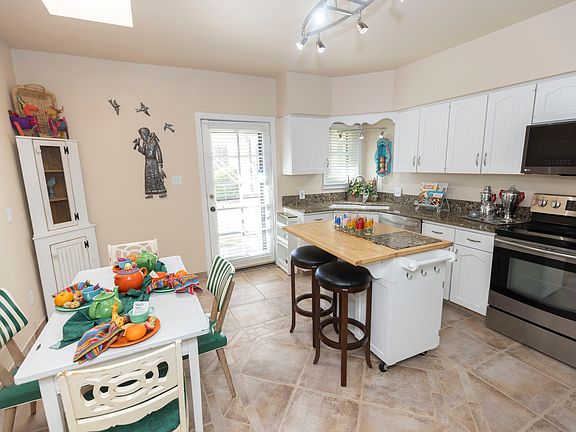 Stainless steal appliances included. Access to common area greenspace.