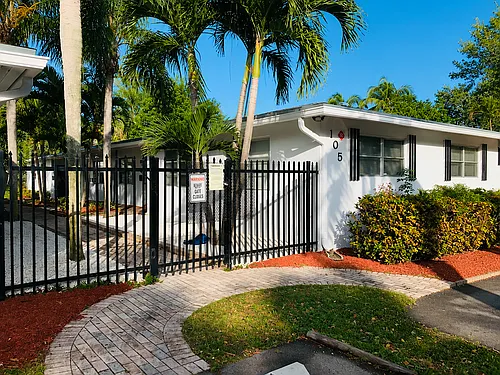 105 SW 18th Ave Photo 1