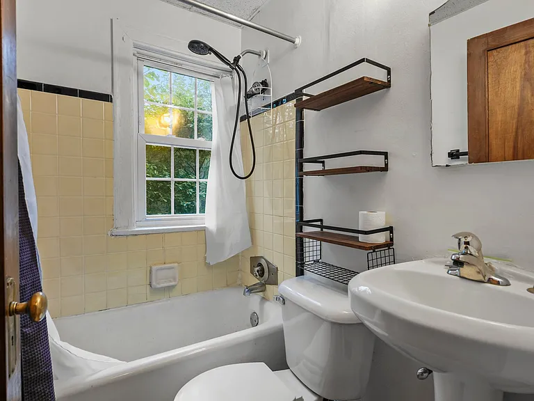 833 Midland St — Photo 10