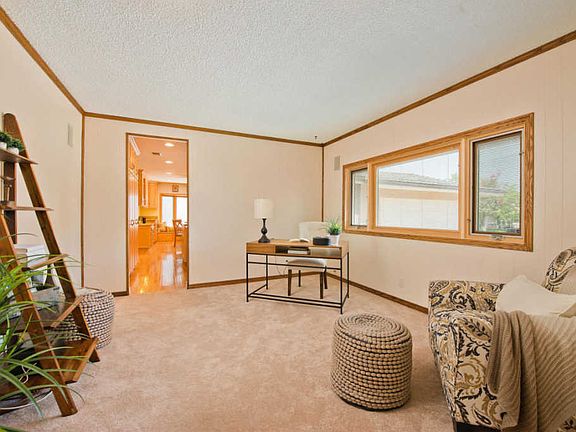 3rd image of 490 Gladstone Dr
