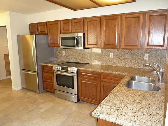 Upgraded Kitchen with Granite Counters, Stainless appliances and Travertine tile floor