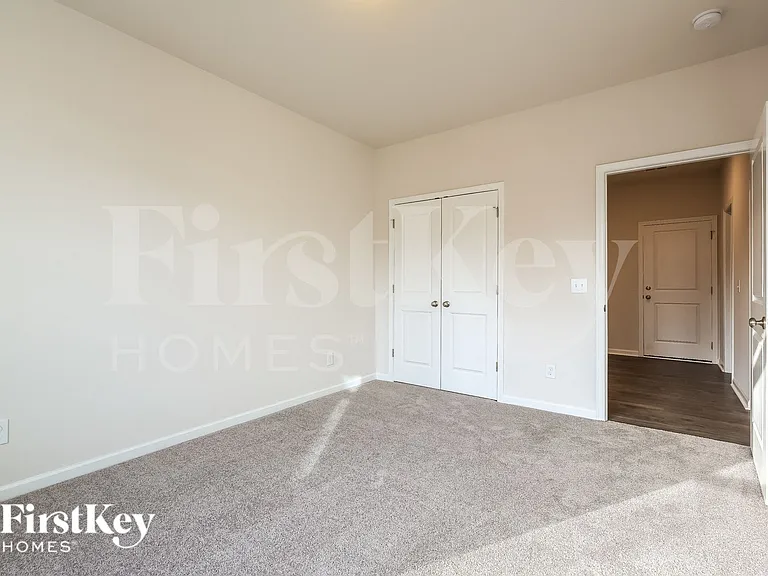 558 Hillpark Ln — Photo 12