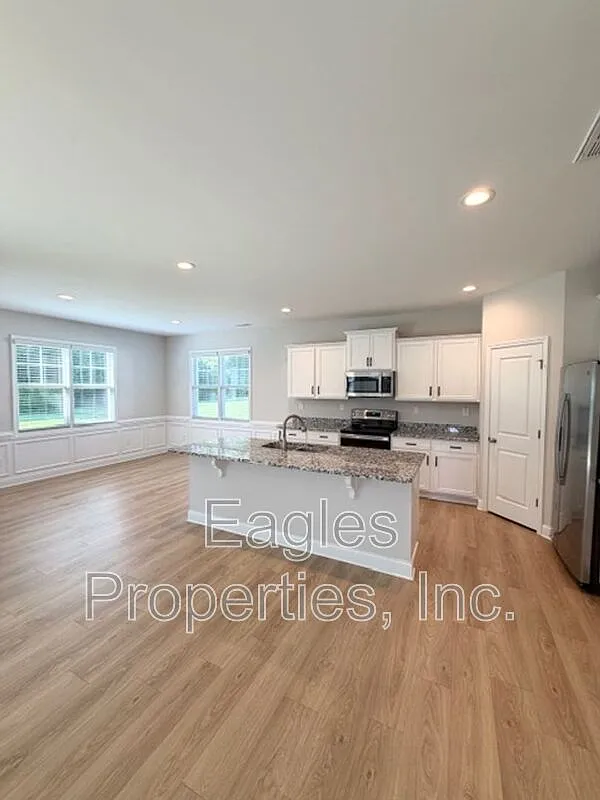 4 bed, 2.5 bath, $2,300 — Photo 2