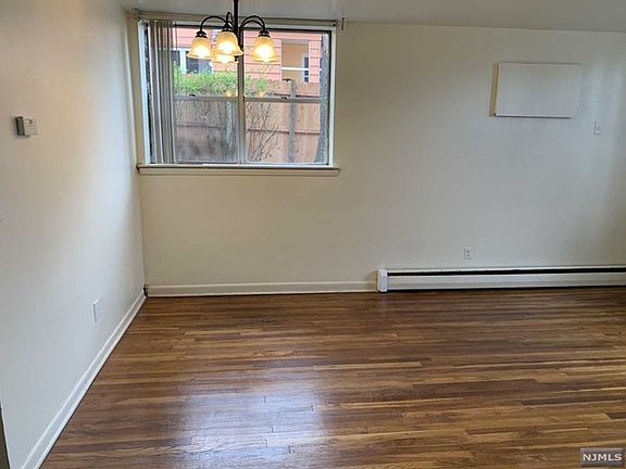 4th image of 473 Grand Ave APT 2