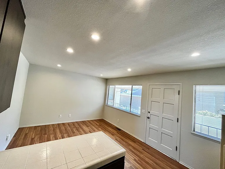 483 Belden St — Photo 5