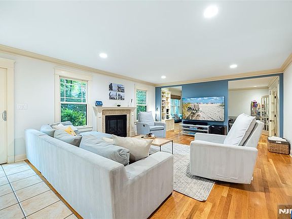5th image of 41 Downey Dr