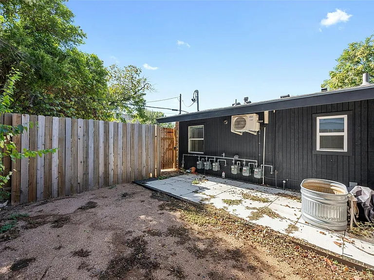 2201 Leon St #D — Photo 23