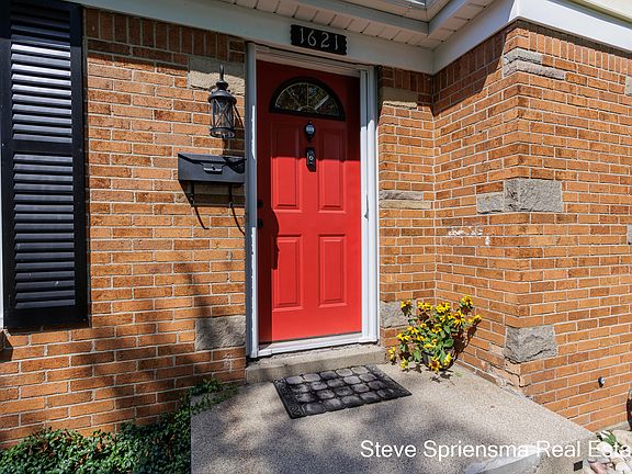 2nd image of 1621 Fremont Ave NW