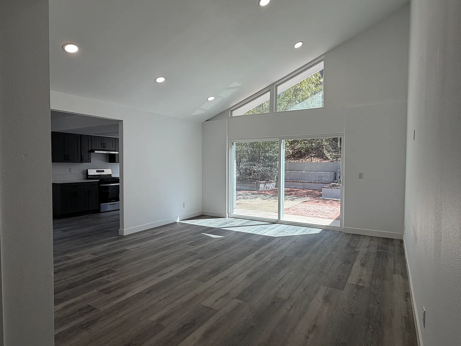 4 bed, 2250 sqft, $4,300 — Photo 3