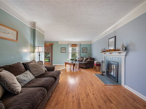 3rd image of 174 Woodbine Dr