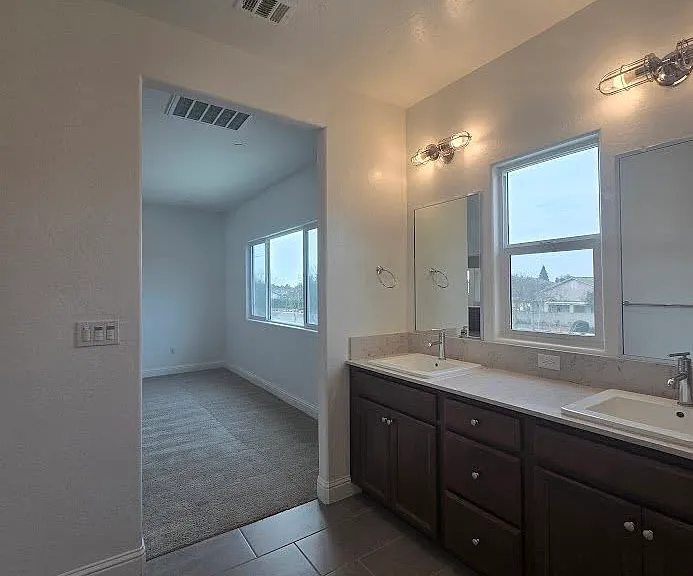 2320 S Claremont Ave — Photo 47
