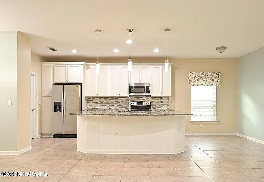 5 bed, 3.0 bath, 2324 sqft, $2,600 — Photo 3