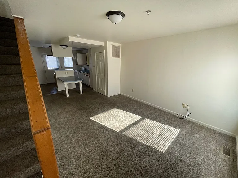 506 S Poplar St — Photo 11