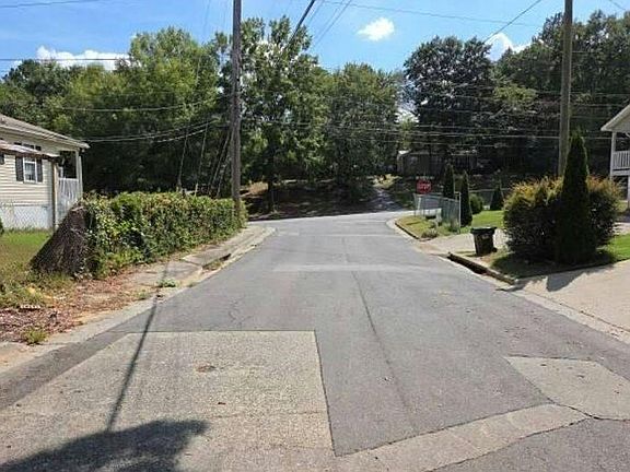 5th image of 303 Painter St
