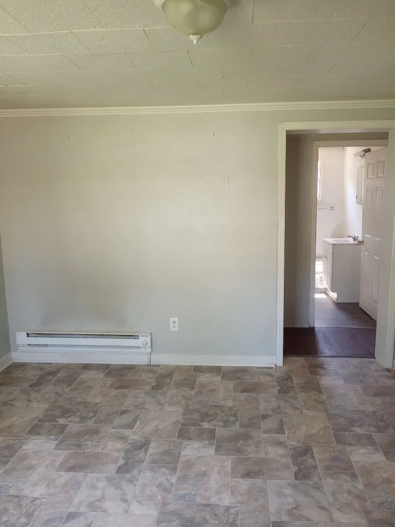 2 bed, 1.0 bath, $1,050 — Photo 3