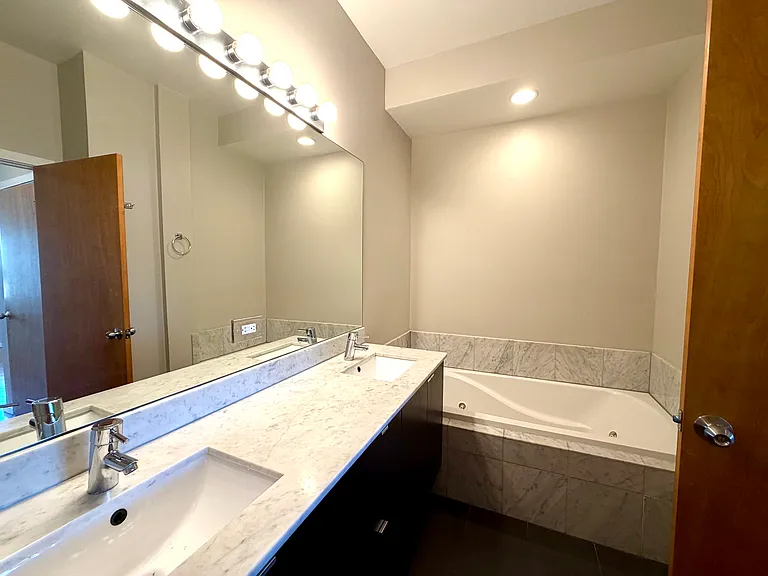 2157 N Damen Ave #305 — Photo 27
