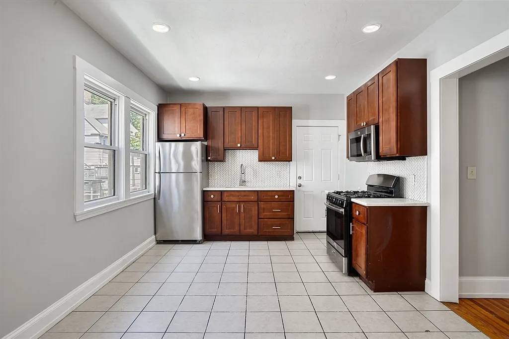 Building Photo - 32 Millet St #2