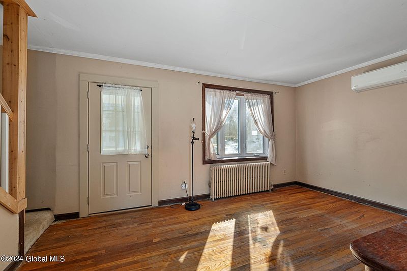 2nd image of 865 Kings Road