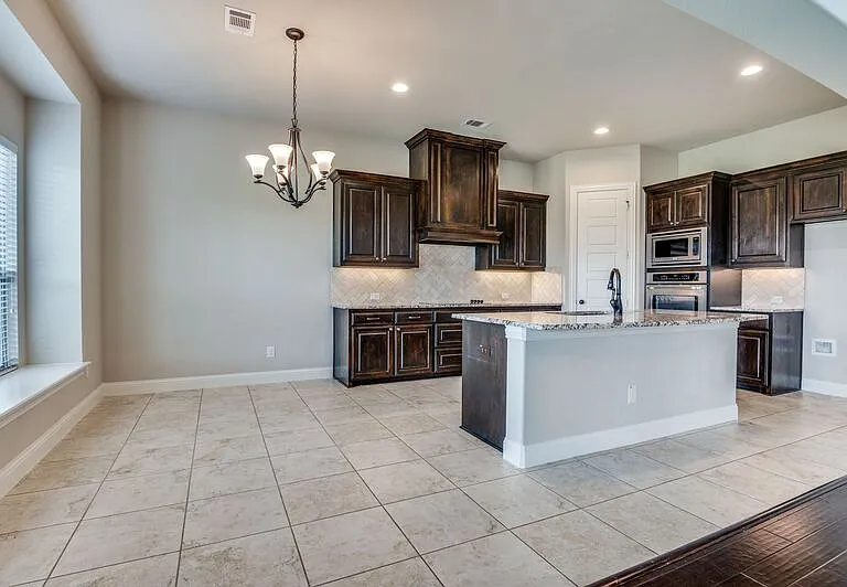 830 Cross Creek Dr — Photo 3