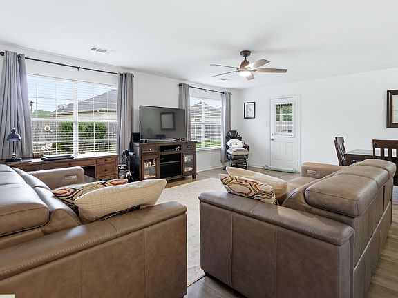 3rd image of 15484 Walnut Glen Dr