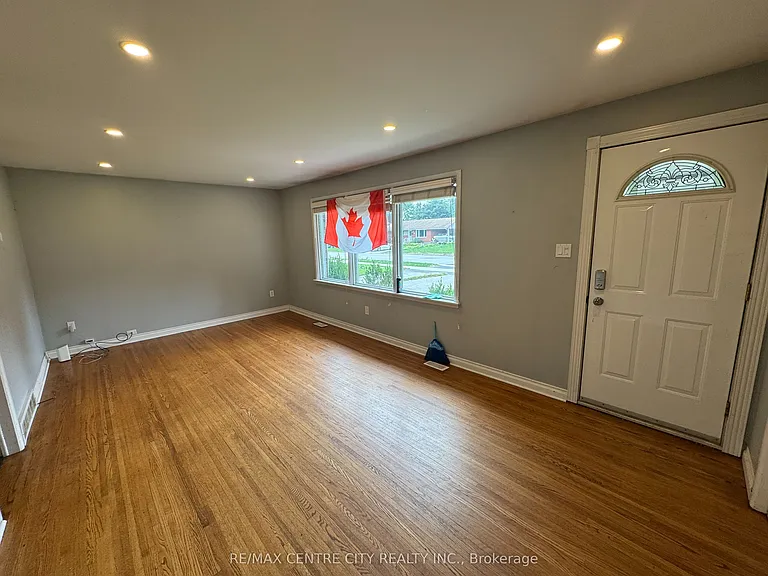 10 Tewksbury Cres — Photo 6