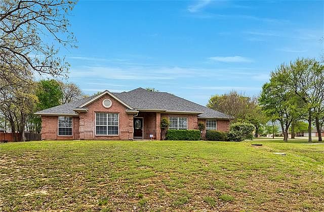 1st image of 308 Lakeside Oaks Cir
