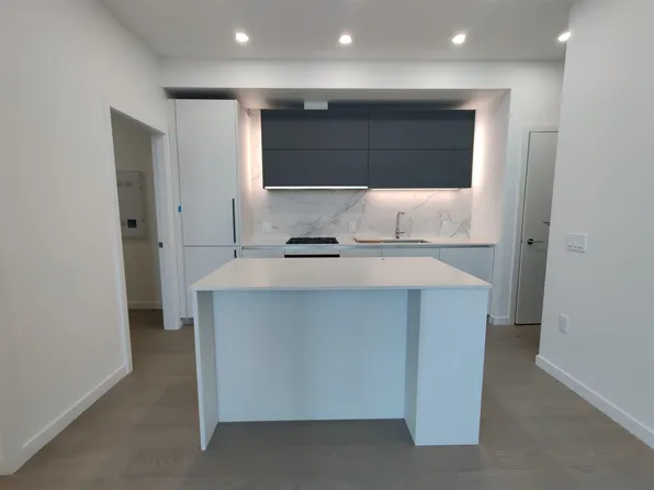 8415 Granville St #308, Vancouver, BC V6P 0M2