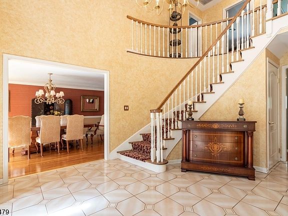 5th image of 55 Janelle Ct