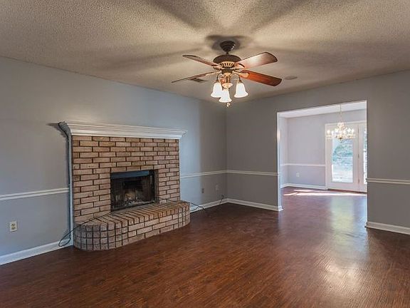 2nd image of 2214 Oak Hollow Ln