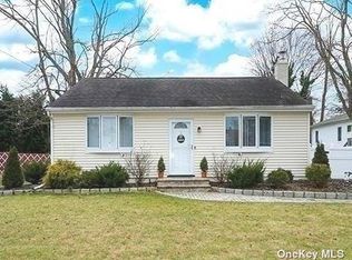 43 Maryland St, Dix Hills, NY 11746