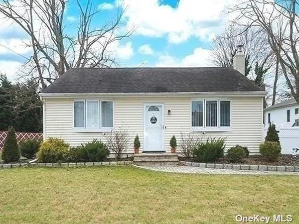 43 Maryland Street, Dix Hills, NY 11746