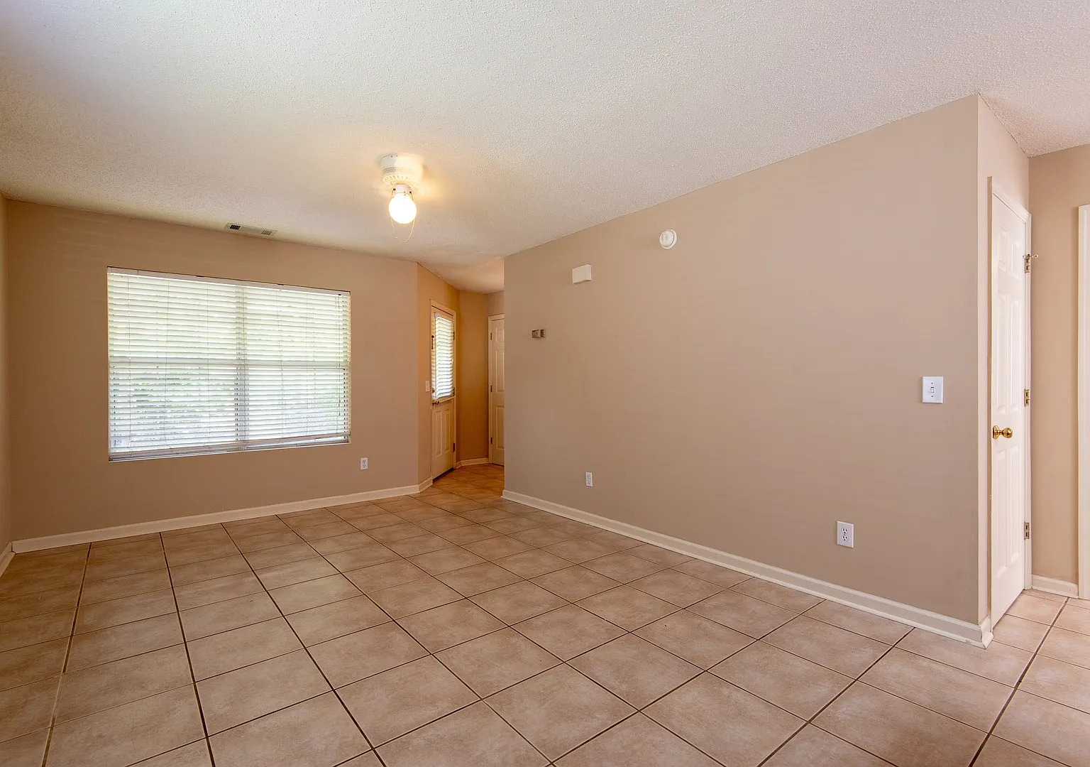 Center 654-656 — Photo 3