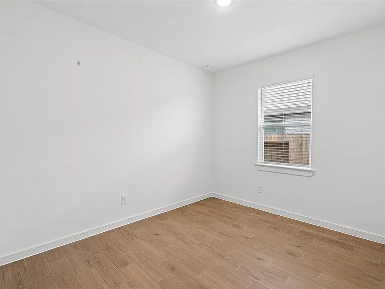 698 Daniels Lake Ln — Photo 14