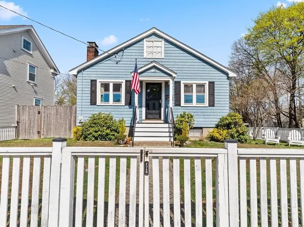 28 Riverside Sq, Hyde Park, MA 02136