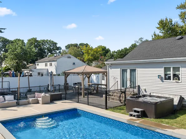 9 Greenway Street, Hazlet, NJ 07730