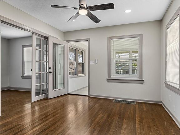 5th image of 4433 Flora Ave