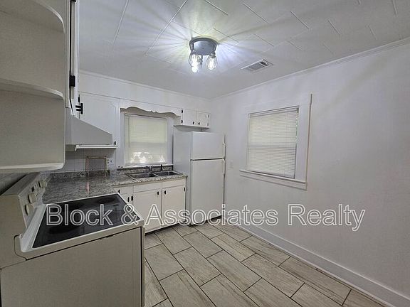 3rd image of 326 Pickett Pl