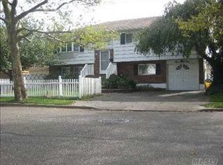 131 Greenway Dr, Farmingdale, NY 11735