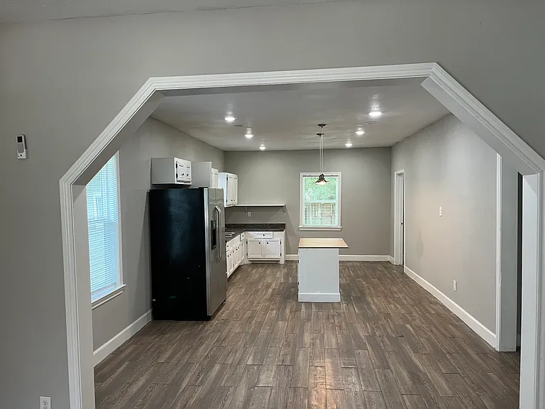 1406 Benson St — Photo 3