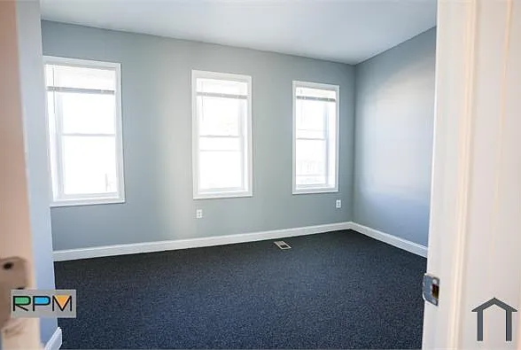 2103 Baker St — Photo 9
