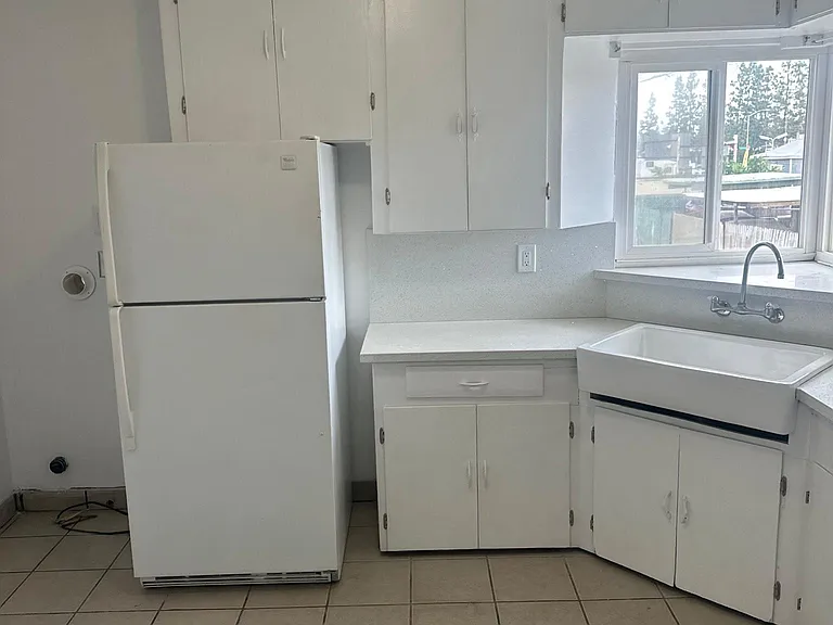 Kitchen & Washer Dryer Hookup