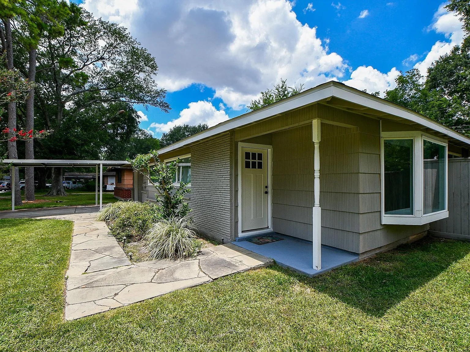 3 bed, 1.5 bath, 1342 sqft, $2,400 — Photo 3